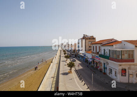 LIMASSOL, Zypern - 10. MAI 2018: die Küstenlinie der Stadt mit dem Strand, alten und neuen Gebäuden. Tagsüber. Stockfoto