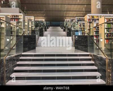 Treppe und Bücherregale am Qatar National Library in Doha, Katar, im Nahen und Mittleren Osten. Stockfoto