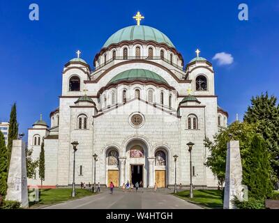 Vorderansicht der Kirche St. Sava (Hram Svetog Save auf Serbisch), einer der größten orthodoxen Kirchen der Welt, in Belgrad, Serbien.b Stockfoto