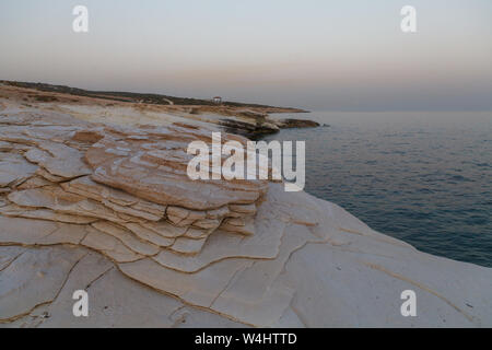 Blick auf den ikonischen Marine mit weißen Felsen. Zypern, Sonnenuntergang. Stockfoto