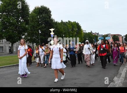 Pilgern in der Marianischen Prozession in Lourdes, Frankreich Stockfoto