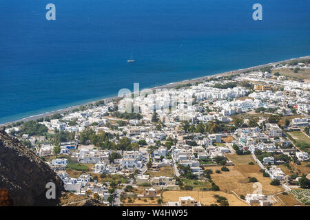 Schönen schwarzen Sandstrand von Perissa, Griechenland, Kykladen, Santorini island, Luftaufnahme Stockfoto