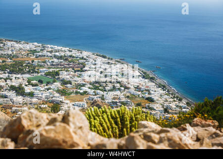 Luftaufnahme der Stadt von Kamari, und Strand, Insel Santorini, Griechenland Stockfoto