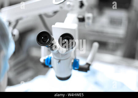 Operationsmikroskop close-up. Sterile op in einer Tierklinik. Der Augenarzt arbeitet auf das Auge des Hundes. Endoskopische Operationen Stockfoto