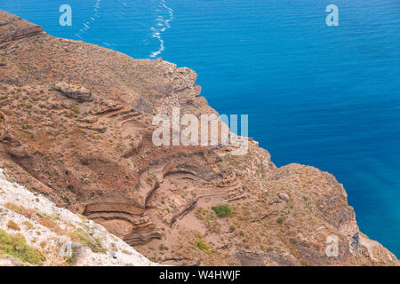 Vulkanische Felsformationen an der Westküste auf Santorini, Kykladen, Ägäis, Griechenland Stockfoto