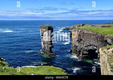 Yesnaby Schloss Meer stack. Stockfoto