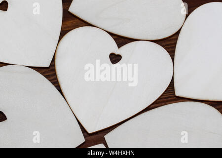 Holz- Herzen schön auf einem hölzernen Hintergrund platziert. Stockfoto