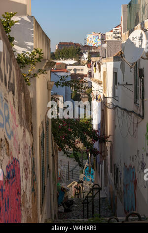 Graffiti auf Caracol da Graça, einem steilen Fußgängerweg in Graça, Lissabon, Portugal Stockfoto