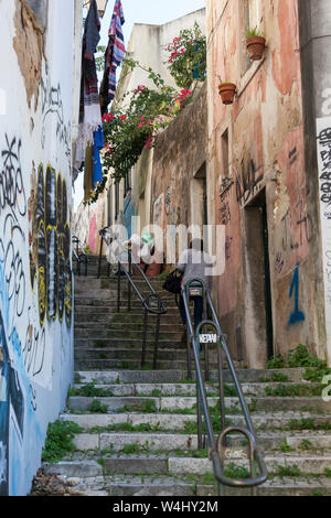 Graffiti auf Caracol da Graça, einem steilen Fußgängerweg in Graça, Lissabon, Portugal Stockfoto