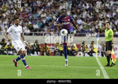 Tokio, Japan. 23. Juli, 2019. FC Barcelona, Armenian Dembele (11), die in Aktion gegen FC Chelsea Verteidiger Emerson Palmieri (33) an der Saitama Stadion 2002. FC Chelsea gewann 2-1 über FC Barcelona im Rakuten Schale, in Saitama. Credit: Rodrigo Reyes Marin/ZUMA Draht/Alamy leben Nachrichten Stockfoto