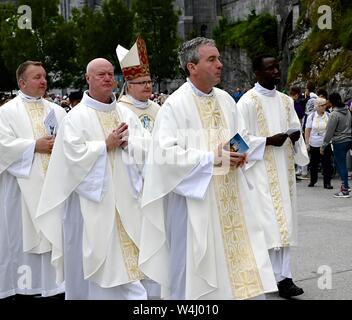 Priester aus der Diözese Nottingham Verlassen der Grotte nach der Messe in Lourdes, Frankreich Stockfoto