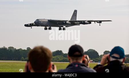 Boeing B-52 Stratofortress Ankunft in RAF Fairford für das Royal International Air Tattoo 2019 Stockfoto