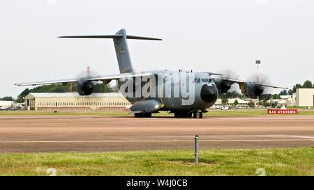 Deutsche Luftwaffe Airbus A400M Atlas militärische Transportflugzeuge an RAF Fairford für das Royal International Air Tattoo 2019 Stockfoto