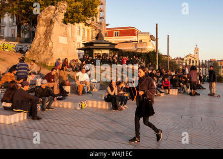 Menschenmassen beobachten Sie den Sonnenuntergang von Miradouro de Santa Catarina, São Paulo, Lissabon, Portugal Stockfoto