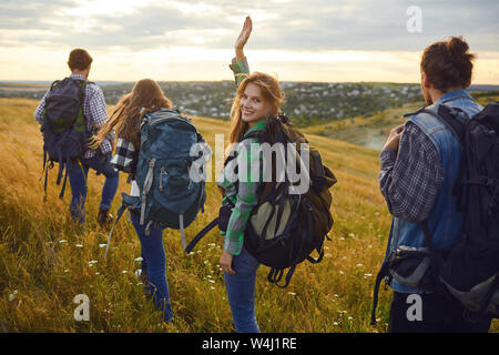 Eine Gruppe von Freunden mit Trekking Rucksäcke Wandern in den Wald. Stockfoto