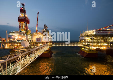 Die Ölproduktion Plattform (Oil Rig) der V. Filanovsky Ölfeld am Kaspischen Meer, Kaliningrad Region, Russland Stockfoto