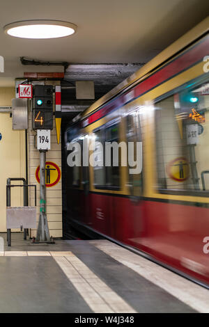 Nordbahnhof, Berlin, Deutschland - Juli 07, 2019: ein Zug verlassen Sie den Bahnhof in den Tunnel von der Plattform aus gesehen Stockfoto