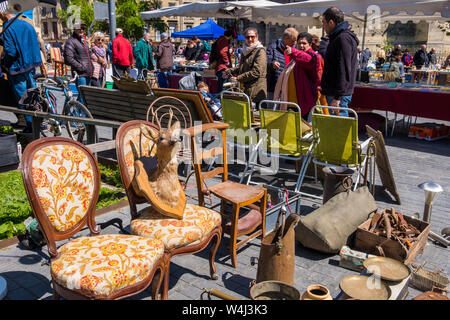 Bordeaux, Frankreich - Mai 5, 2019: Berühmte Bordeaux Flohmarkt Marché aux Puces am Sonntag auf dem Platz in der Nähe von Saint Michel Basilika, Aquitaine, Frankreich Stockfoto