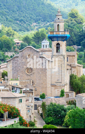 Detail Aufnahme der Esglesia de Sant Bartolomeu in der Altstadt von Valldemossa (Mallorca, Spanien), von grünen Bäumen in den Bergen Stockfoto