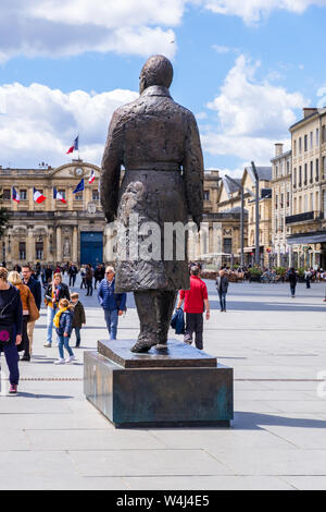 Bordeaux, Frankreich - Mai 5, 2019: Platz Pey Berland, Rathaus, Statue von Jaques Chaban Delmes, ehemaliger Bürgermeister von Bordeaux und Premierminister von Frankreich Stockfoto