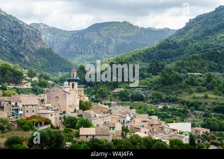 Wunderschöne Aussicht auf Esglesia de Sant Bartolomeu in der Altstadt von Valldemossa, Mallorca, Spanien - Sonne und Wolken schaffen interessante Beleuchtung Stockfoto