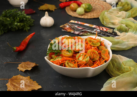 Koreanischen Stil mit grünem Salat, Tomaten und Karotten in einer weißen Schüssel Salat auf einem dunklen Hintergrund, horizontale Foto Stockfoto