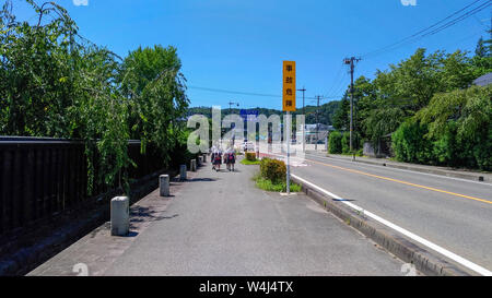 Blick auf die Straße von Hakuba, einer Stadt in Senboku Bezirk, Akita Präfektur, Japan. Hakuba ist berühmt durch die bukeyashiki (Samurai Wohnsitze) Stockfoto