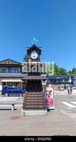 Blick auf die Straße von Hakuba, einer Stadt in Senboku Bezirk, Akita Präfektur, Japan. Hakuba ist berühmt durch die bukeyashiki (Samurai Wohnsitze) Stockfoto