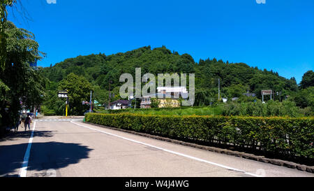 Blick auf die Straße von Hakuba, einer Stadt in Senboku Bezirk, Akita Präfektur, Japan. Hakuba ist berühmt durch die bukeyashiki (Samurai Wohnsitze) Stockfoto