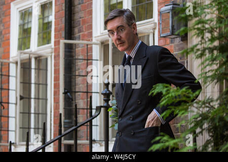 London, Großbritannien. 23. Juli, 2019. Jakob Rees-Mogg MP, Vorsitzende des pro-Brexit European Research Group (ERG), Blätter nach der Teilnahme an einer Feier in Westminster von Boris Johnson's Wahl als Konservativer Parteichef und Austausch von Theresa May als Premierminister der ERG organisiert. Credit: Mark Kerrison/Alamy leben Nachrichten Stockfoto