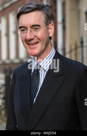 London, Großbritannien. 23. Juli, 2019. Jakob Rees-Mogg MP, Vorsitzende des pro-Brexit European Research Group (ERG), Blätter nach der Teilnahme an einer Feier in Westminster von Boris Johnson's Wahl als Konservativer Parteichef und Austausch von Theresa May als Premierminister der ERG organisiert. Credit: Mark Kerrison/Alamy leben Nachrichten Stockfoto