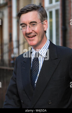 London, Großbritannien. 23. Juli, 2019. Jakob Rees-Mogg MP, Vorsitzende des pro-Brexit European Research Group (ERG), Blätter nach der Teilnahme an einer Feier in Westminster von Boris Johnson's Wahl als Konservativer Parteichef und Austausch von Theresa May als Premierminister der ERG organisiert. Credit: Mark Kerrison/Alamy leben Nachrichten Stockfoto