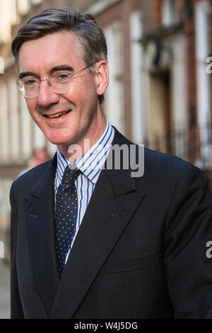 London, Großbritannien. 23. Juli, 2019. Jakob Rees-Mogg MP, Vorsitzende des pro-Brexit European Research Group (ERG), Blätter nach der Teilnahme an einer Feier in Westminster von Boris Johnson's Wahl als Konservativer Parteichef und Austausch von Theresa May als Premierminister der ERG organisiert. Credit: Mark Kerrison/Alamy leben Nachrichten Stockfoto