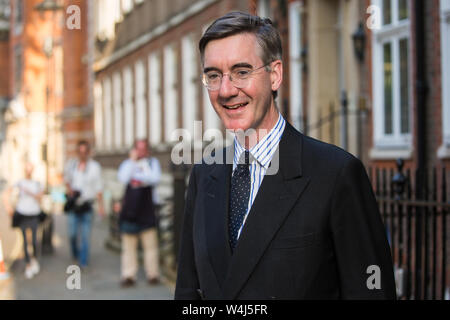 London, Großbritannien. 23. Juli, 2019. Jakob Rees-Mogg MP, Vorsitzende des pro-Brexit European Research Group (ERG), Blätter nach der Teilnahme an einer Feier in Westminster von Boris Johnson's Wahl als Konservativer Parteichef und Austausch von Theresa May als Premierminister der ERG organisiert. Credit: Mark Kerrison/Alamy leben Nachrichten Stockfoto