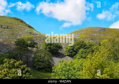 Auf der Suche nach oben Kilnsey Crag in Bösingen North Yorkshire Stockfoto