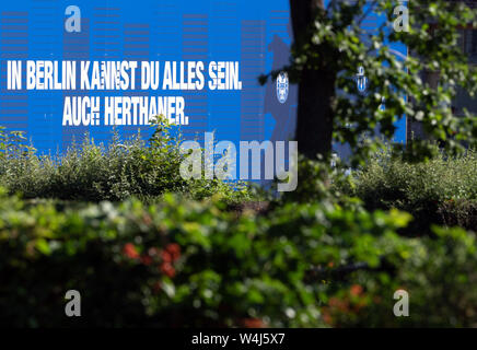 Berlin, Deutschland. 23. Juli, 2019. Der Schlag' In Berlin kann alles sein. Herthaner" steht auch in der Nähe der Büros an der Wand. Credit: Soeren Stache/dpa/Alamy leben Nachrichten Stockfoto