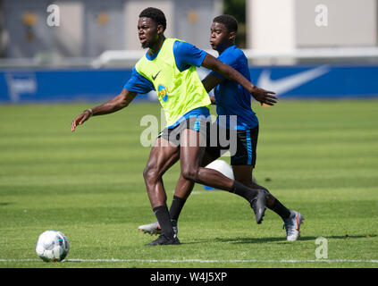 Berlin, Deutschland. 23. Juli, 2019. Jordan Torunarigha (l) und Daishawn Redan kämpfen um den Ball. Credit: Soeren Stache/dpa/Alamy leben Nachrichten Stockfoto