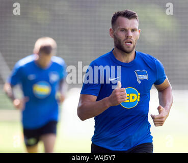 Berlin, Deutschland. 23. Juli, 2019. Eduard Löwen läuft ein paar Runden nach der Ausbildung. Credit: Soeren Stache/dpa/Alamy leben Nachrichten Stockfoto