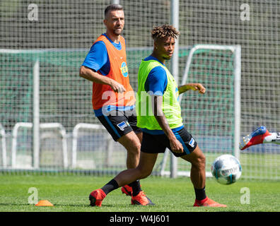 Berlin, Deutschland. 23. Juli, 2019. Vedad Ibisevic (l) und Sidney Friede kämpfen um den Ball. Credit: Soeren Stache/dpa/Alamy leben Nachrichten Stockfoto