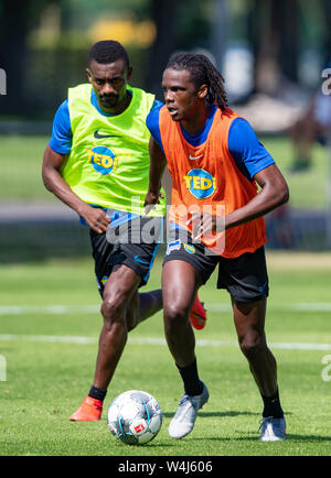 Berlin, Deutschland. 23. Juli, 2019. Salomon Kalou (l) und Dedryck Boyata (r) kämpfen um den Ball. Credit: Soeren Stache/dpa/Alamy leben Nachrichten Stockfoto