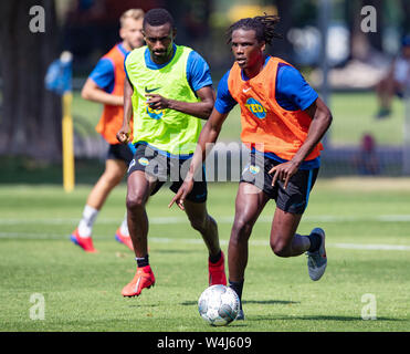 Berlin, Deutschland. 23. Juli, 2019. Salomon Kalou (l) und Dedryck Boyata (r) kämpfen um den Ball. Credit: Soeren Stache/dpa/Alamy leben Nachrichten Stockfoto