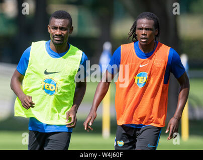 Berlin, Deutschland. 23. Juli, 2019. Salomon Kalou und Dedryck Boyata. Credit: Soeren Stache/dpa/Alamy leben Nachrichten Stockfoto
