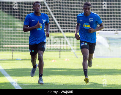 Berlin, Deutschland. 23. Juli, 2019. Javairo Dilrosun (r) und Daishawn Redan führen einige Runden nach dem Training. Credit: Soeren Stache/dpa/Alamy leben Nachrichten Stockfoto