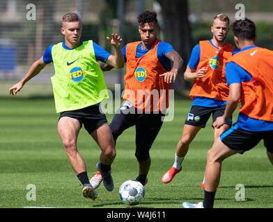 Berlin, Deutschland. 23. Juli, 2019. Maximilian Mittelstädt (l) und Davie Selke (M) kämpfen um den Ball. Credit: Soeren Stache/dpa/Alamy leben Nachrichten Stockfoto