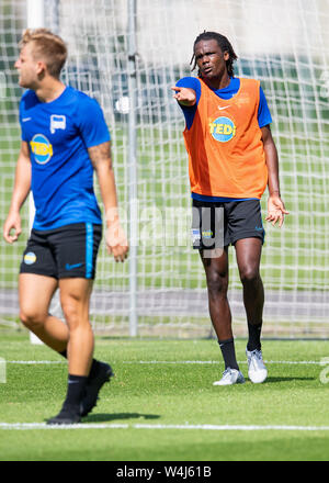 Berlin, Deutschland. 23. Juli, 2019. Dedryck Boyata (r) während der Ausbildung bei Arne Maier. Credit: Soeren Stache/dpa/Alamy leben Nachrichten Stockfoto