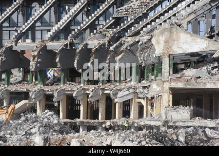 Eine Ansicht von Vicente Calderón Stadion während der Abbrucharbeiten in Madrid. Vicente Calderon Stadion wurde nach dem ehemaligen Präsidenten des Vereins benannt und es war im Oktober 1966 im Süden der Stadt eröffnet, auf der Manzanares. Es ist Gastgeber des Atletico de Madrid Übereinstimmungen für über 50 Jahre, bis zu ihrem Umzug in das Wanda Metropolitano in 2017. Stockfoto