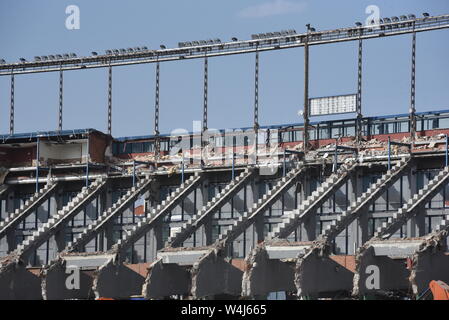 Eine Ansicht von Vicente Calderón Stadion während der Abbrucharbeiten in Madrid. Vicente Calderon Stadion wurde nach dem ehemaligen Präsidenten des Vereins benannt und es war im Oktober 1966 im Süden der Stadt eröffnet, auf der Manzanares. Es ist Gastgeber des Atletico de Madrid Übereinstimmungen für über 50 Jahre, bis zu ihrem Umzug in das Wanda Metropolitano in 2017. Stockfoto