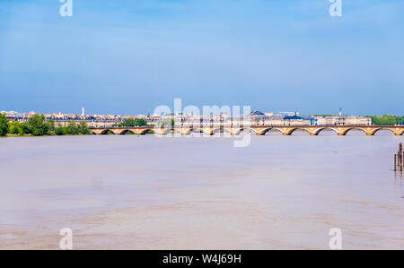 Bordeaux, Frankreich - 6. Mai 2019: Blick auf den Fluss Garonne und Pont de Pierre Brücke, Bordeaux, Frankreich Stockfoto