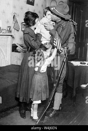 Private T. S. Loughlin des 69th Regiment, New York National Guard, (165 Infanterie) Abgabe seiner Familie verabschieden. 1917 Stockfoto