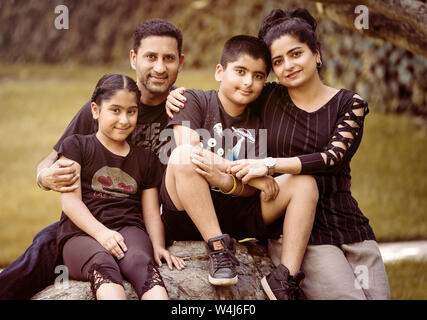 Glückliche Familie von Junge und Mädchen Zwillinge Stockfoto